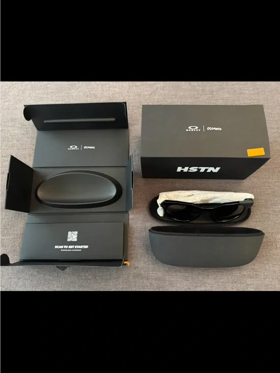 Oakley Black VR/AR Protective Sunglass Case & Accessories