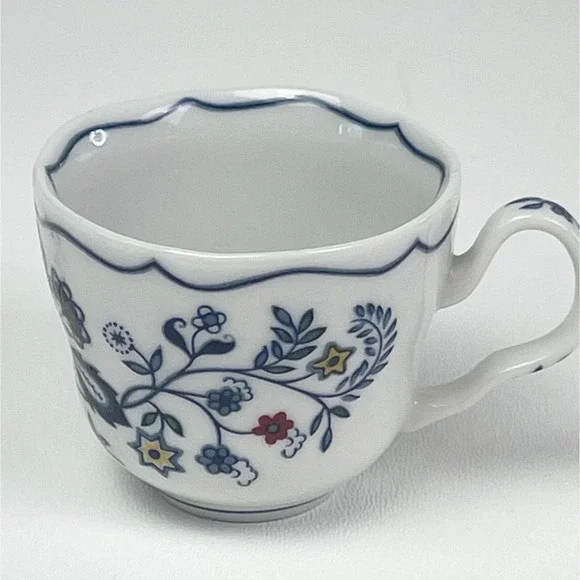 Vintage 1984 Avon European Tradition The Netherlands Demitasse Blue & White Cup