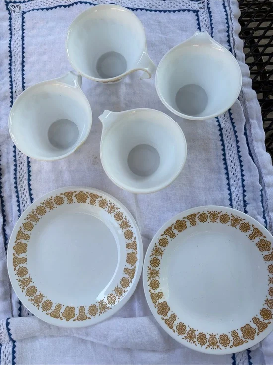 Corningware, Corelle 2 sm. Plates and 4 cups “Gold-dot” butterfly, floral