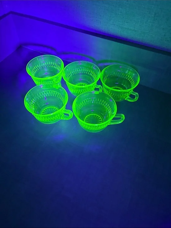 Anchor Hocking Vintage Set of 5 Uranium Glass Tea Cups