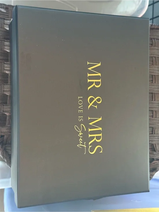 MR & MRS wine glasses in Gift Box with Gold Lettering