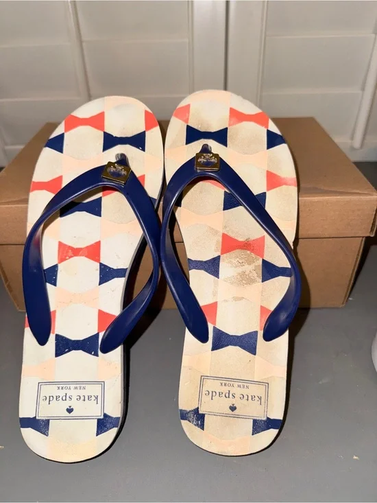 kate spade navy and coral patterned bow-print flip flops