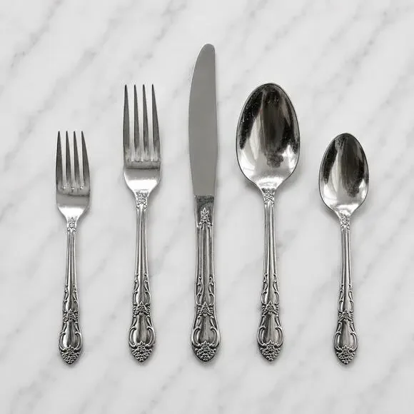 Oneida VENUS 30 Piece 5 Place Settings Fork Knife Spoon Flatware Romantic Ornate