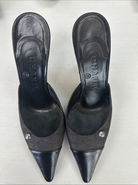 CHANEL Black Logo-Trim Pointed Toe Slide Mules