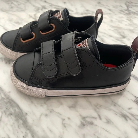 Converse Chuck Taylor All Star V2 Leather Sneakers - Black