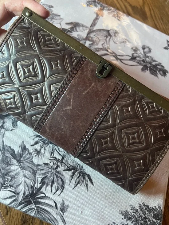 VINTAGE FOSSIL BROWN Tooled LEATHER WALLET CLUTCH METAL CLOSE