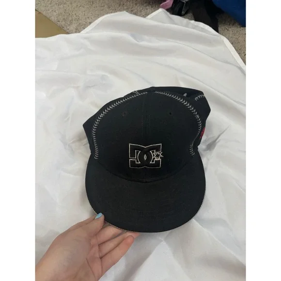 DC Shoes New Era 59FIFTY Fitted Hat y2k Black Silver Baseball Stitch Size 7 1/2