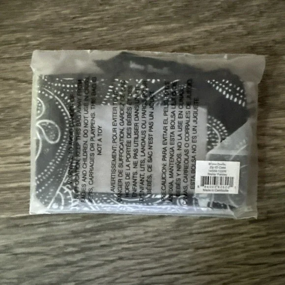Vera Bradley NWT Stellar Paisley Zip ID Case with Key Ring