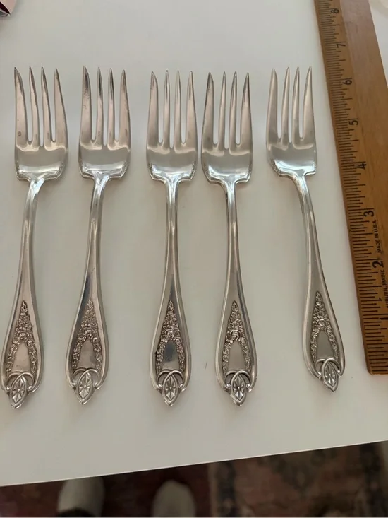 Old Colony 1947 Roger’s Bros vintage salad forks. Set of 5