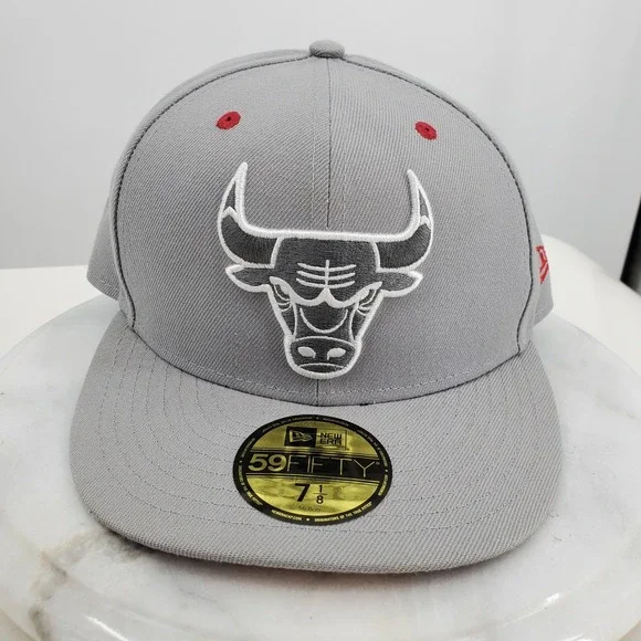 New Era 59FIFTY Chicago Bulls NBA Fitted Hat Grey Red Size 7 1/8 Flat Brim Cap