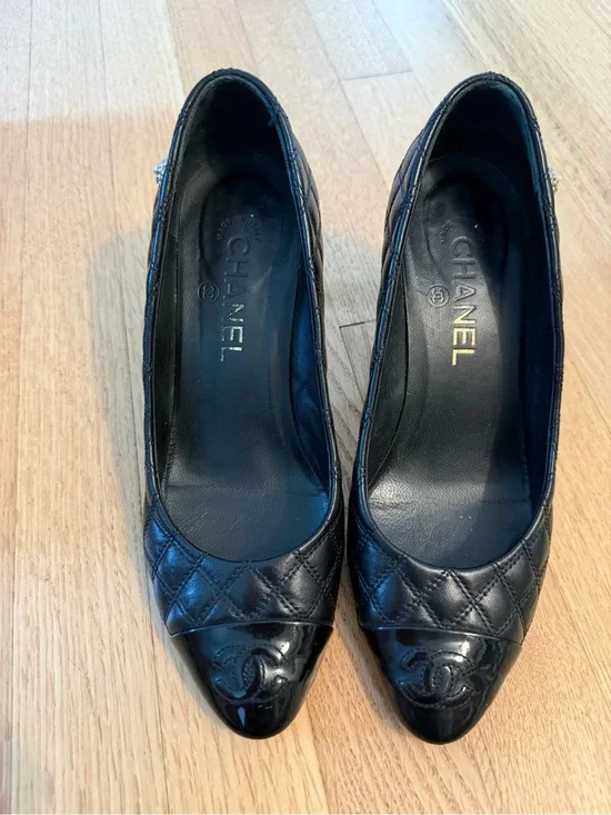 CHANEL Black Quilted Leather Cap-Toe Pumps with Patent CC