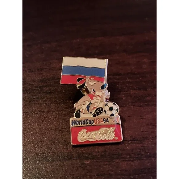 1994 USA World Cup Coca-Cola Stryker Dog Mascot Russia Flag Lapel Hat Pin‎