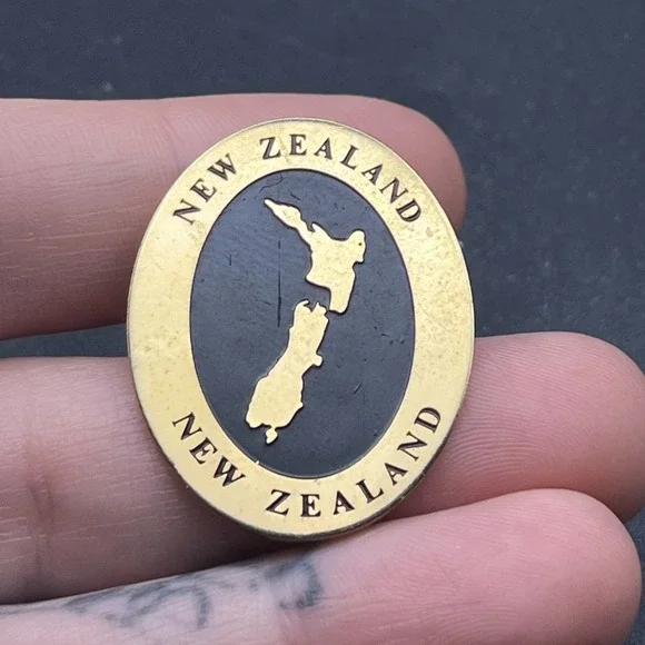 New Zealand Country Outline Gold‎ Tone Border Lapel Hat Pin