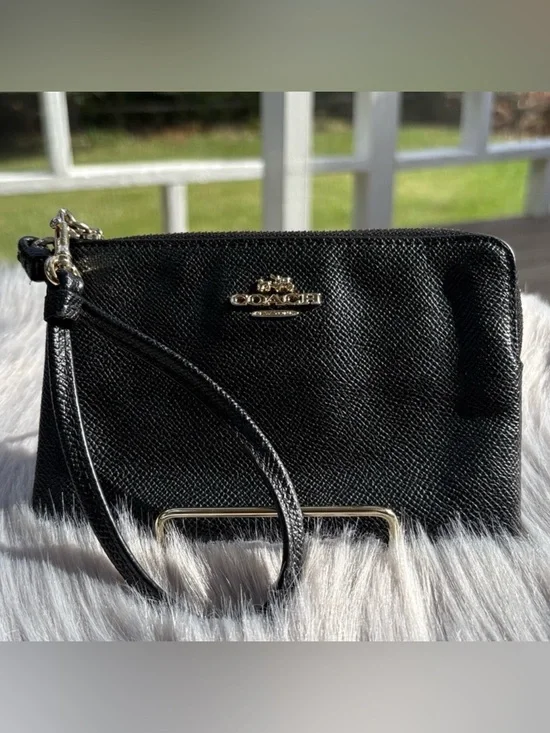COACH - EUC Textured Black L- Zip Wristlet