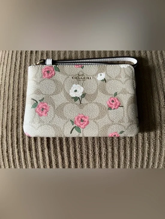 Coach Corner Zip Wristlet Light Khaki Chalk Multi Floral. NWT