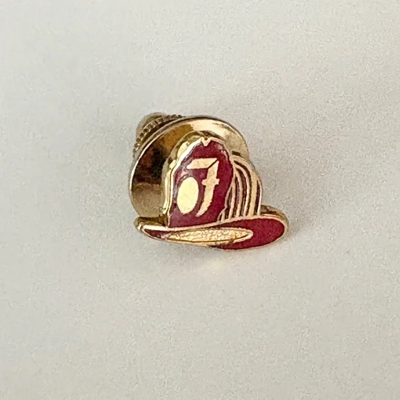 Vtg firefighter helmet pin, tie tack