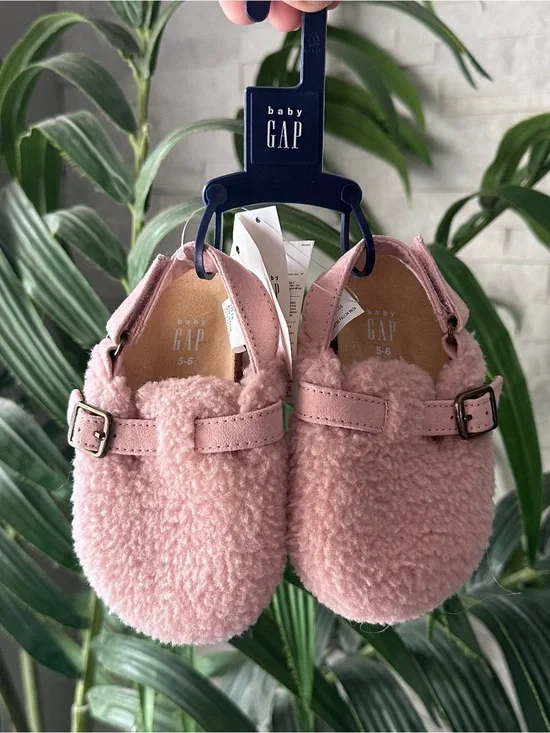 Baby GAP Pink Fuzzy Baby Clogs Size 5/6 toddler New with Tags