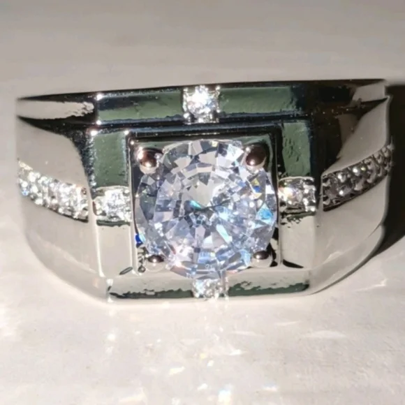 Elegant Unisex Silver Ring with Clear Gemstone Sz 9