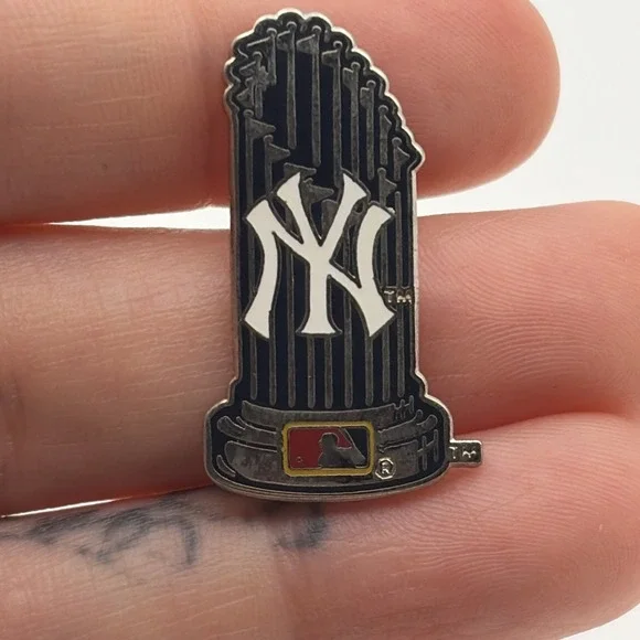 MLB Baseball New York Yankees World Series Trophy Lapel‎ Hat Pin