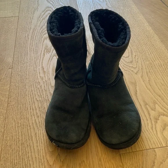 UGG Classic Short Girls Size 5 Black Sheepskin Boots Fair Condition
