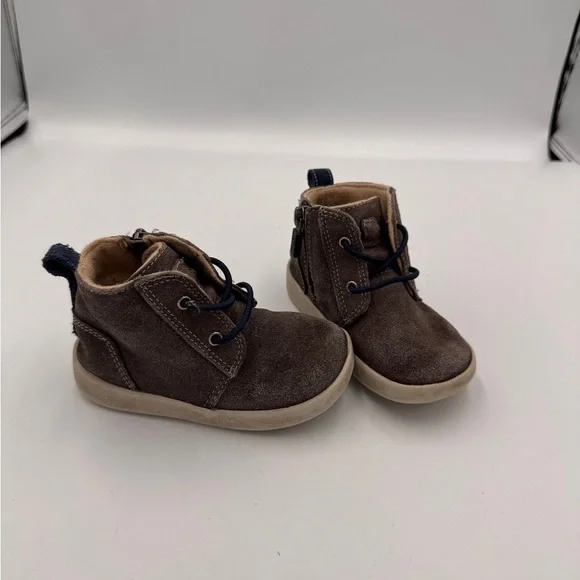 UGG Boys Girls Baby Size 4 / 5 Kids Brown Winter Boots Shoes
