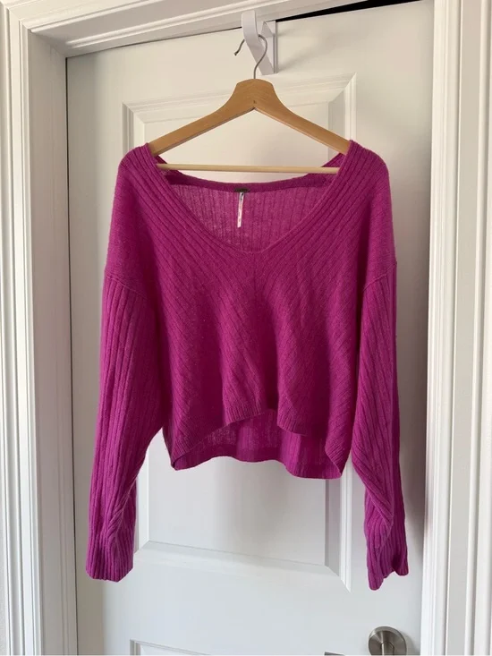 Free People Cropped V-Neck 100% Cashmere  Sweater in Fuchsia