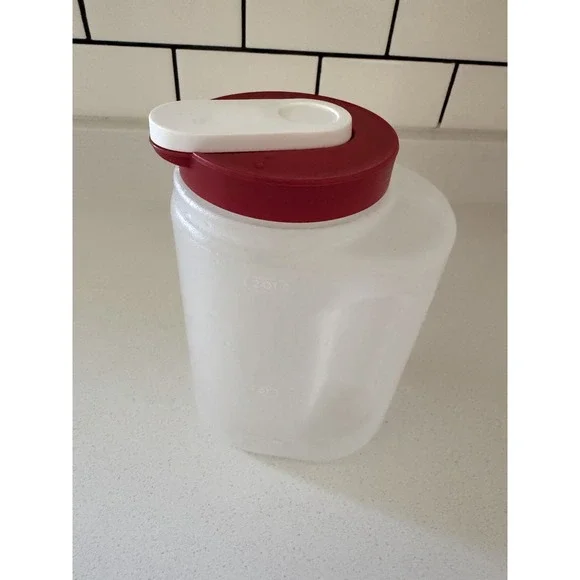 Vintage Rubbermaid Servin Saver Pitcher 2 Quart Jug Flip Top Leak-Resistant Red