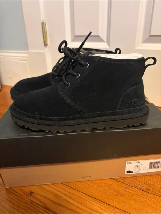 UGG Men’s Black Lace-Up Chukka Boots