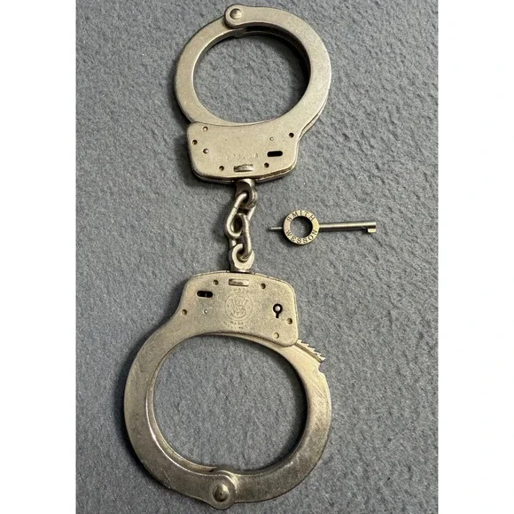 Smith Wesson M100 Handcuffs‎ Restraints Chain with Key Made in USA