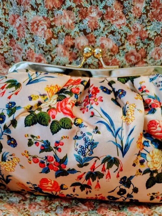The Vintage Cosmetic Company NWOT Floral Cosmetic Clutch