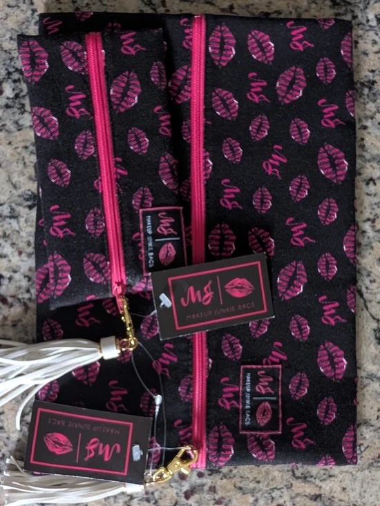 NWT'S Makeup Junkie Bags~Kiss Print Set~Mini & Large Flat Lay