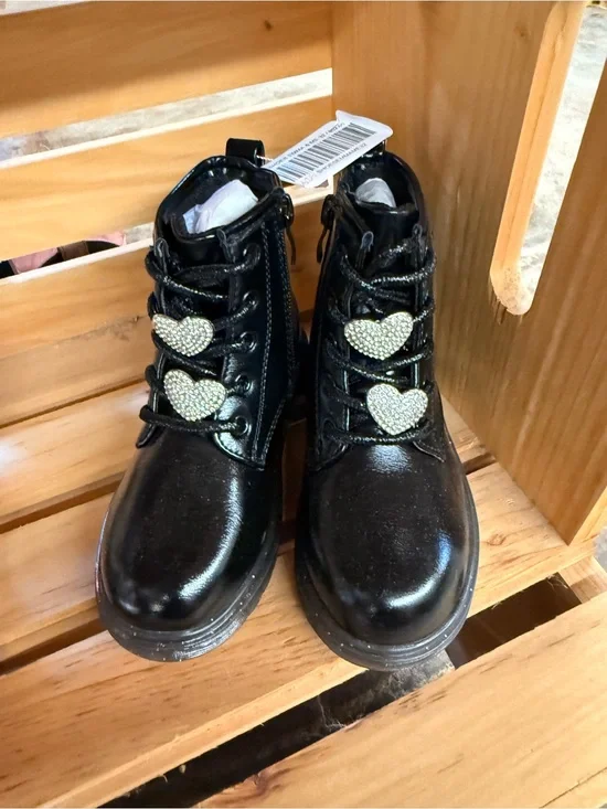 Girls Black Heart-Accent Lace-Up Boots