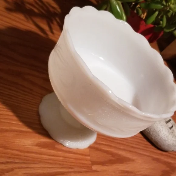 Vintage milk glass candy dish‎
