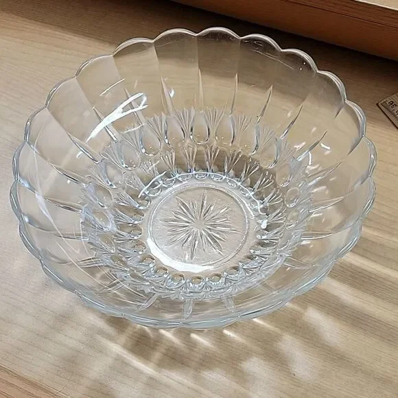 ‎Vintage Indiana clear glass Serving Bowl with Scalloped Edge and Star Bottom
