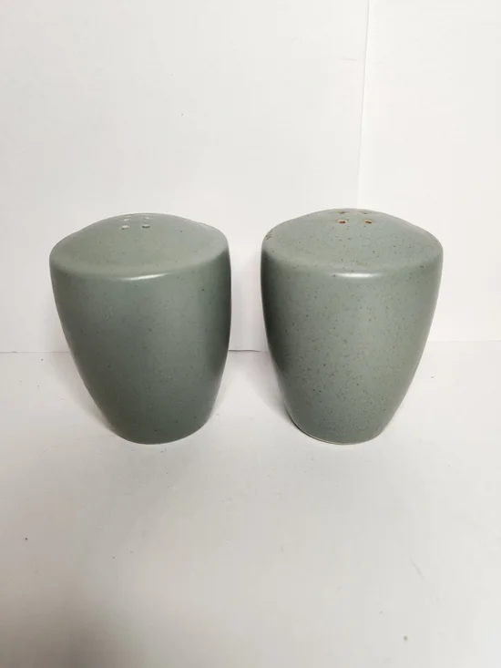 Noritake color wave Stoneware salt & pepper shakers green.