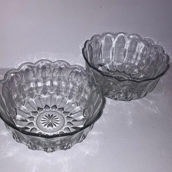 Matching Clear Glass Serving Bowl Set with Scalloped Edges Ornate Design 9x4”‎