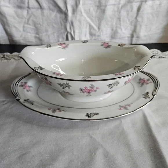 Noritake China Anita Pattern 5309 Gravy Boat with Attached Tray 7.5