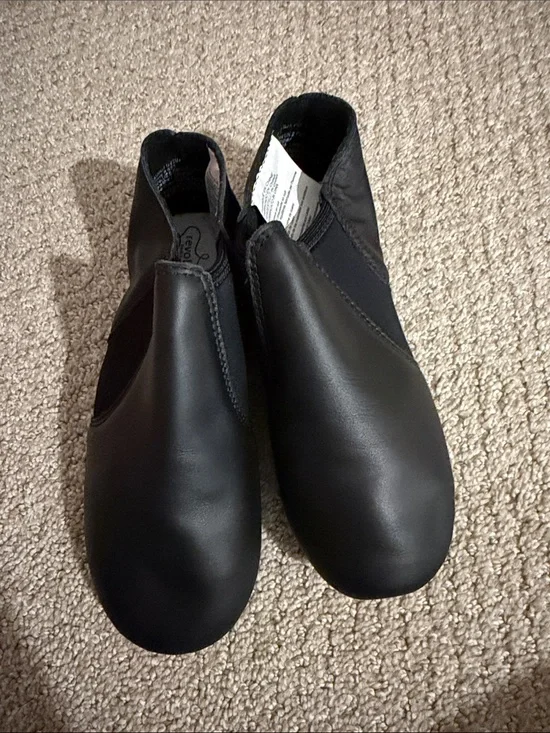 Revolution stretch jazz boot in black. Size 5.0A