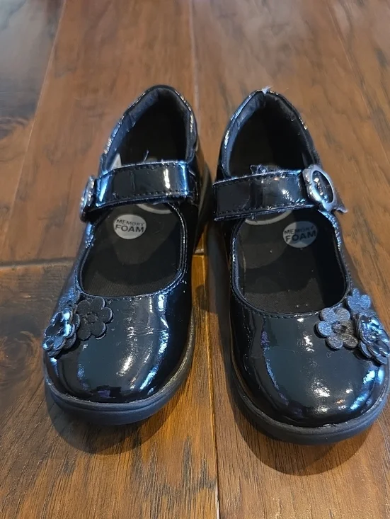 Stride Rite Size 12. Girls Black Patent Mary Jane Shoes with Flower Accent
