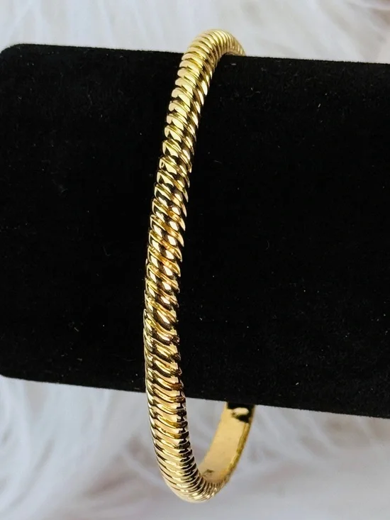 Vintage weighted etched goldtone, stacking bangle bracelet ￼