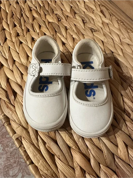 Size 4 Keds Kids white Mary Jane Shoes with Flower Strap