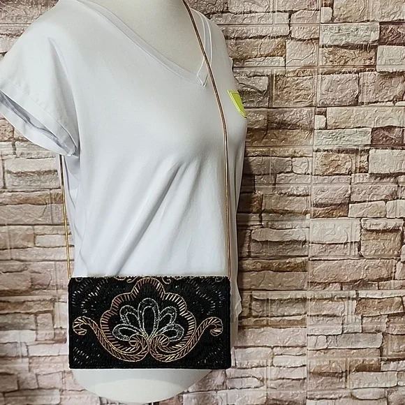 Carolyne Barton  Vintage Elegant Black and Gold Women's Clutch