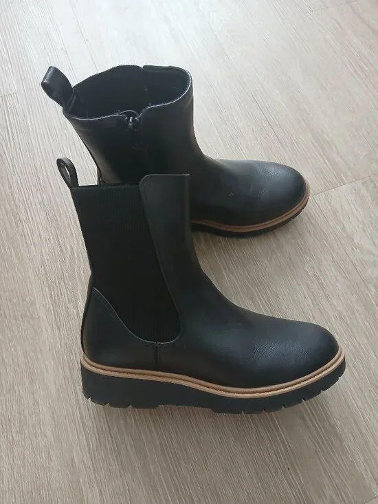 NWOT GIRLS SIZE 2 BLACK BOOTS!!!