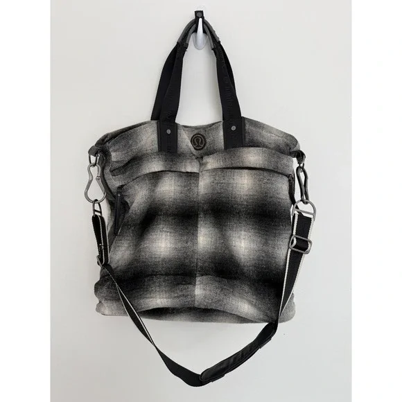 Lululemon Athletica Fast in Flight Tote Gym Bag Black Ombre Plaid Wool Gray Read