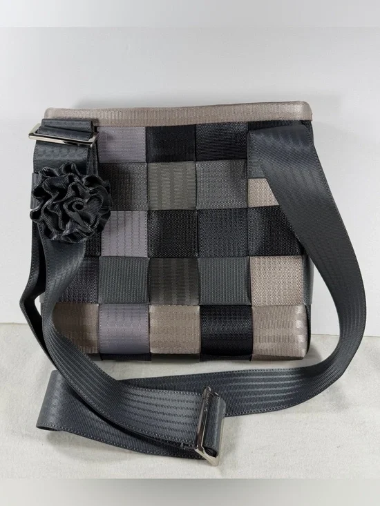 Harveys Original Seatbelt Purse Crossbody Bag Black Gray Tan Silver W/Rosette