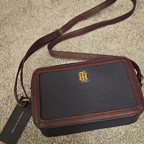 D9🔹️Tommy Hilfiger Navy and Maroon Crossbody Purse