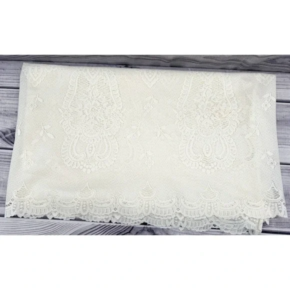 VINTAGE OFF WHITE LACE TABLECLOTH - 101
