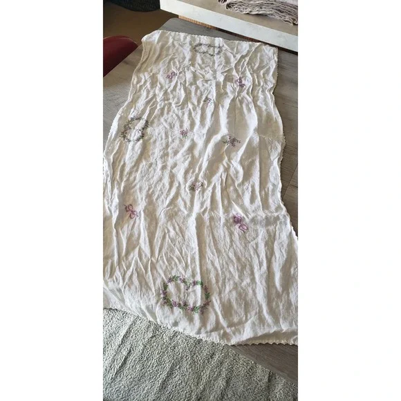 Vintage Hand Embroidered Floral Linen Tablecloth White Scalloped Lace Edge 34x37