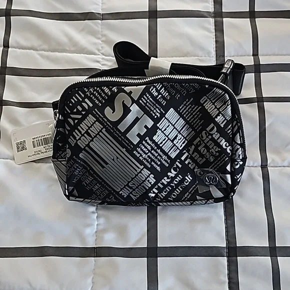 * NWT Lululemon Everywhere Belt Bag 1L *Manifesto Print - Black/Silver
