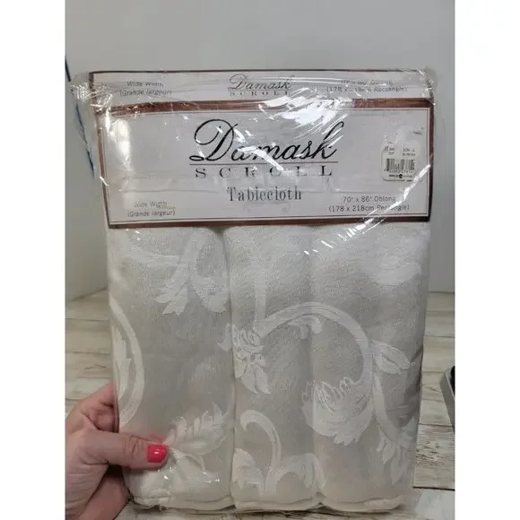 Damask  Scroll Tablecloth 70